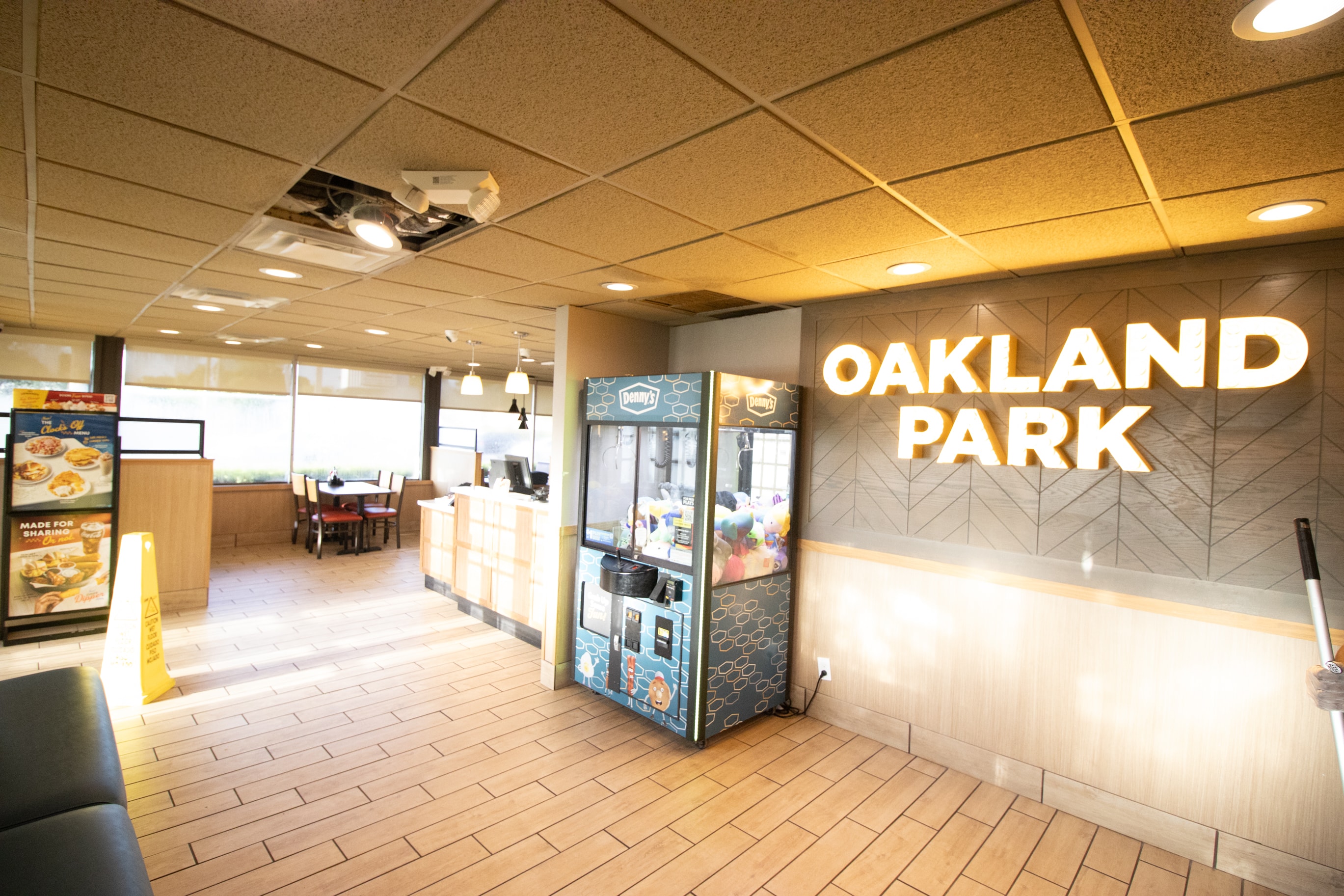 Denny's exterior signage
